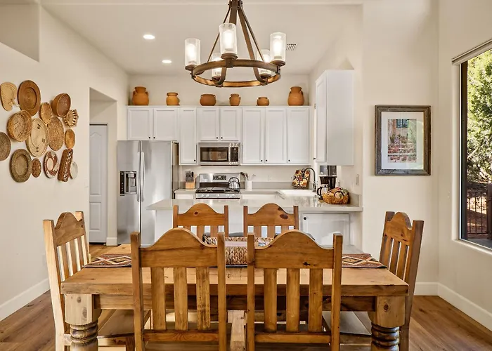 Luxury Living: Remodeled W/ Red Rock Views! Holiday home Sedona