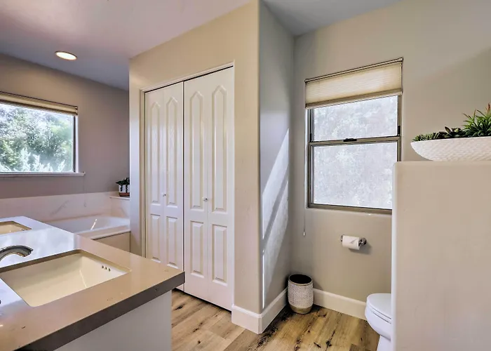 Luxury Living: Remodeled W/ Red Rock Views! Holiday home