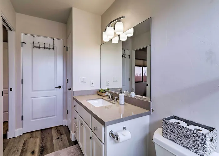 Holiday home Luxury Living: Remodeled W/ Red Rock Views! *