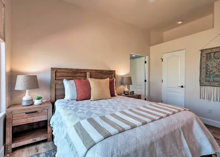 Luxury Living: Remodeled W/ Red Rock Views! Holiday home