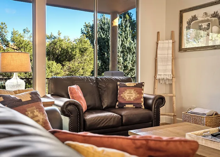 Luxury Living: Remodeled W/ Red Rock Views! Holiday home *