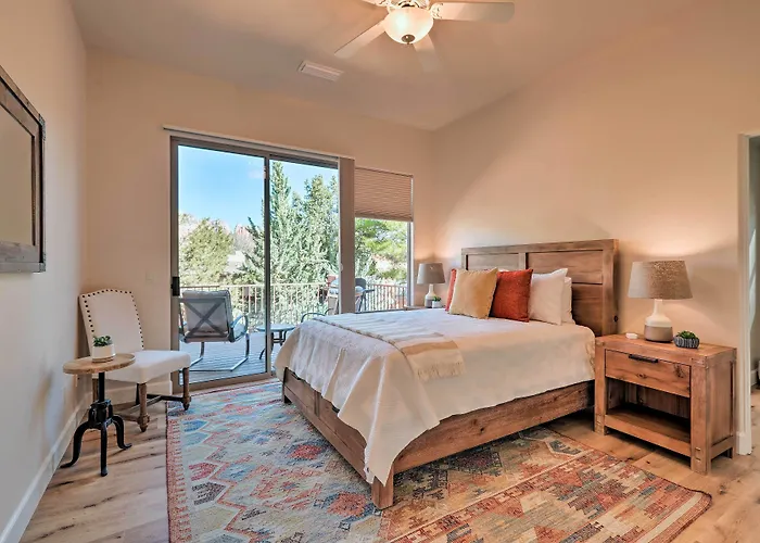 Luxury Living: Remodeled W/ Red Rock Views! Holiday home Sedona