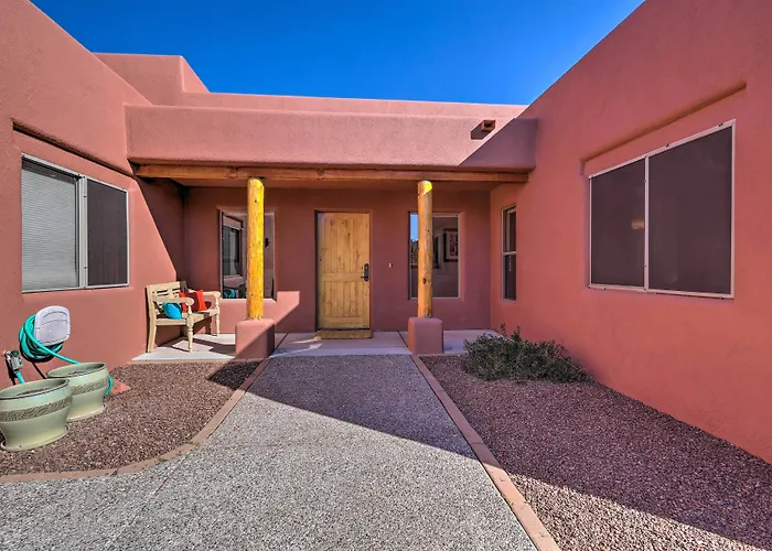 Luxury Living: Remodeled W/ Red Rock Views! Holiday home Sedona