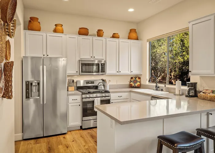 Luxury Living: Remodeled W/ Red Rock Views! Holiday home *