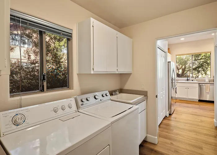 Luxury Living: Remodeled W/ Red Rock Views! *