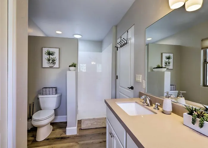 Holiday home Luxury Living: Remodeled W/ Red Rock Views!