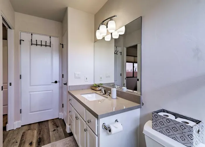 Luxury Living: Remodeled W/ Red Rock Views! Holiday home Sedona