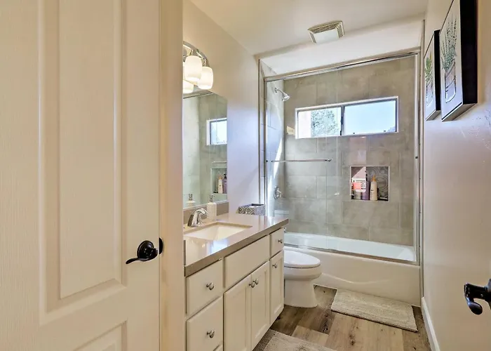 Luxury Living: Remodeled W/ Red Rock Views! Holiday home Sedona