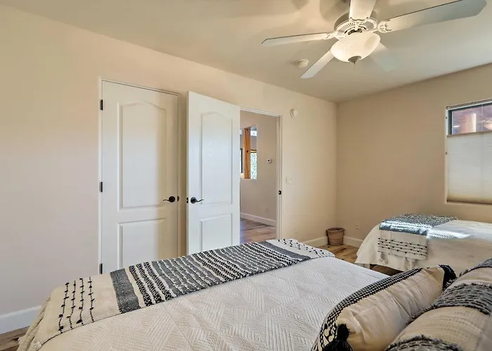 Luxury Living: Remodeled W/ Red Rock Views! Holiday home
