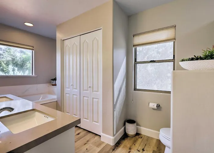 Holiday home Luxury Living: Remodeled W/ Red Rock Views!